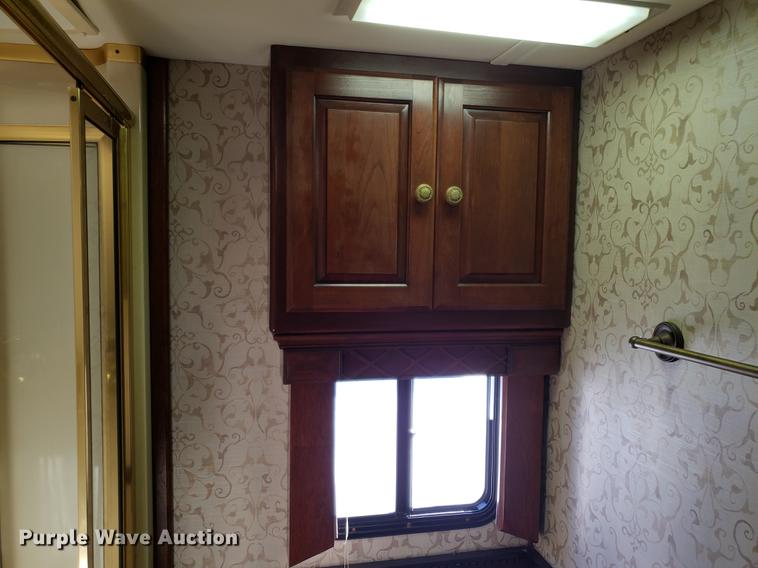 image for item AV9487 2005 Panther Roadmaster RV