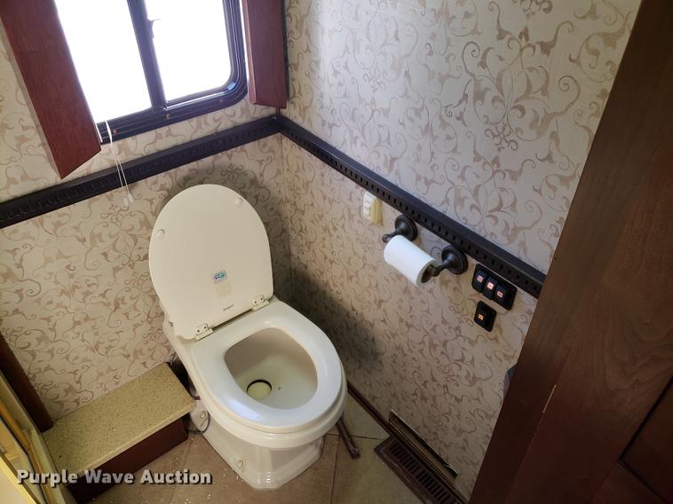 image for item AV9487 2005 Panther Roadmaster RV