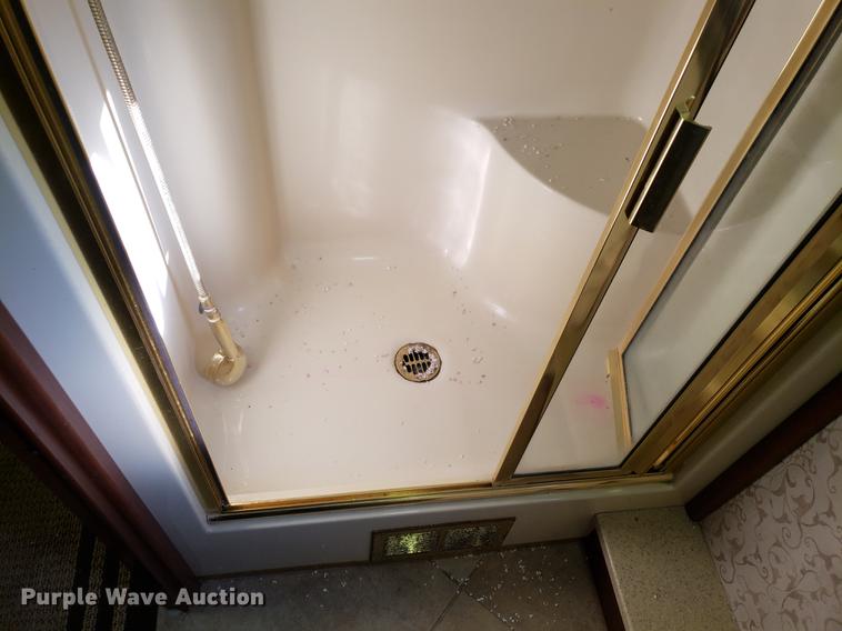 image for item AV9487 2005 Panther Roadmaster RV