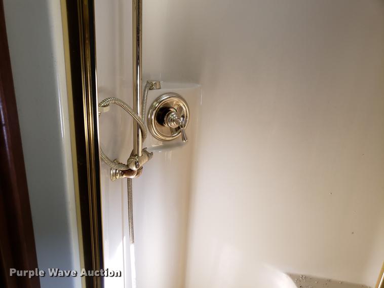 image for item AV9487 2005 Panther Roadmaster RV