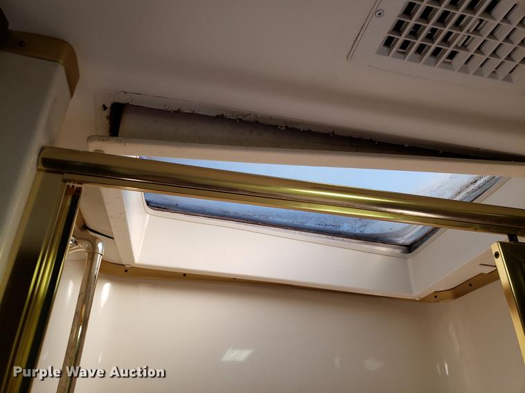 image for item AV9487 2005 Panther Roadmaster RV