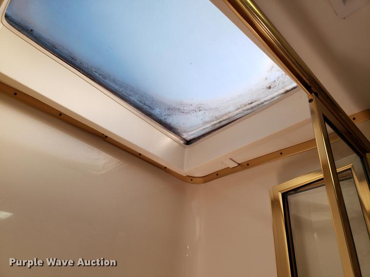 image for item AV9487 2005 Panther Roadmaster RV