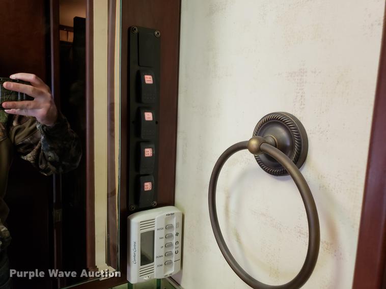 image for item AV9487 2005 Panther Roadmaster RV