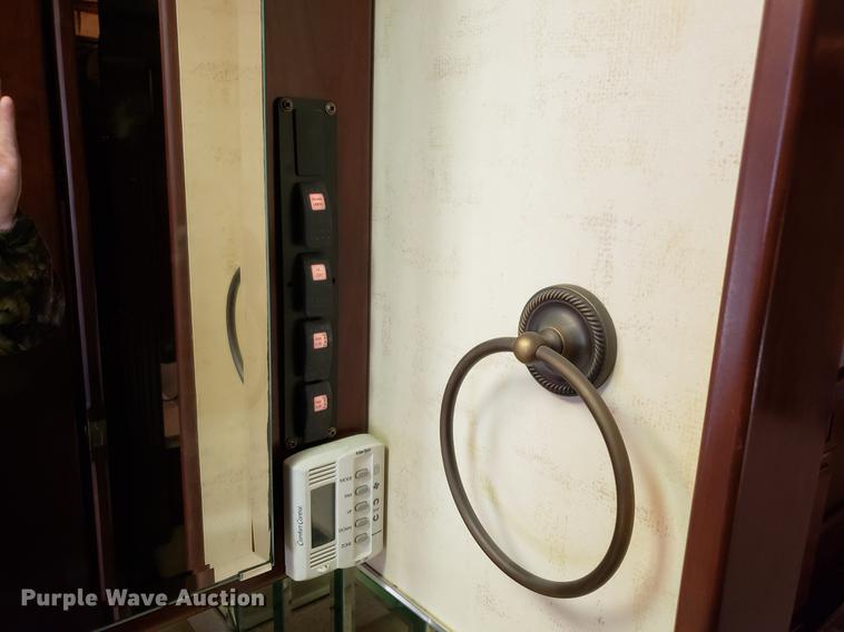 image for item AV9487 2005 Panther Roadmaster RV