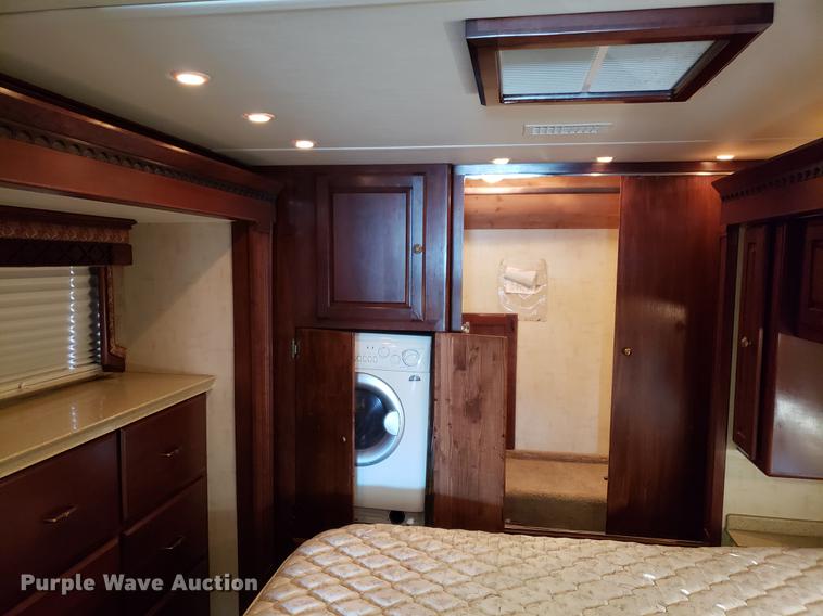 image for item AV9487 2005 Panther Roadmaster RV