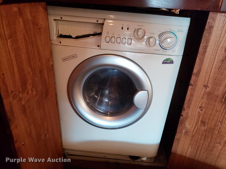 image for item AV9487 2005 Panther Roadmaster RV