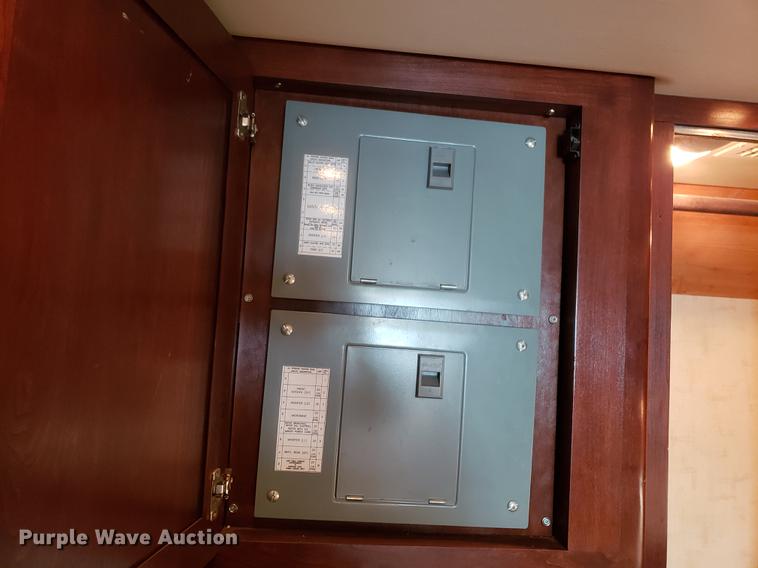 image for item AV9487 2005 Panther Roadmaster RV