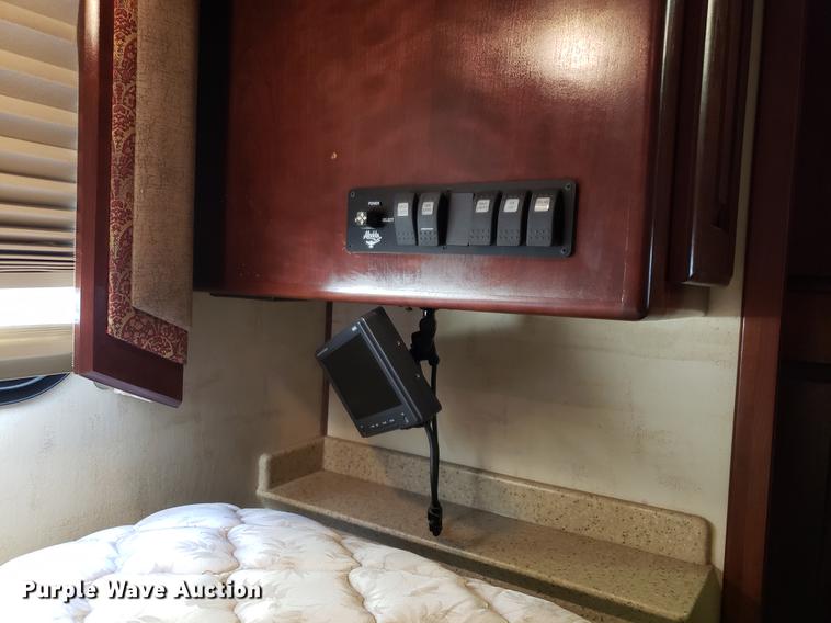 image for item AV9487 2005 Panther Roadmaster RV