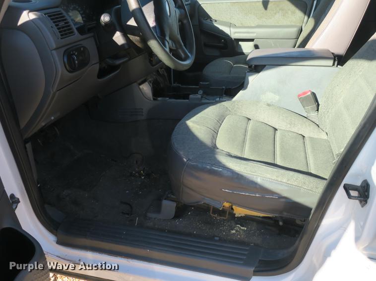 image for item DB8940 2004 Ford Explorer SUV