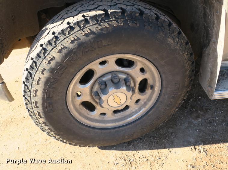 image for item DB8946 2003 Chevrolet Silverado 2500HD flatbed pickup truck