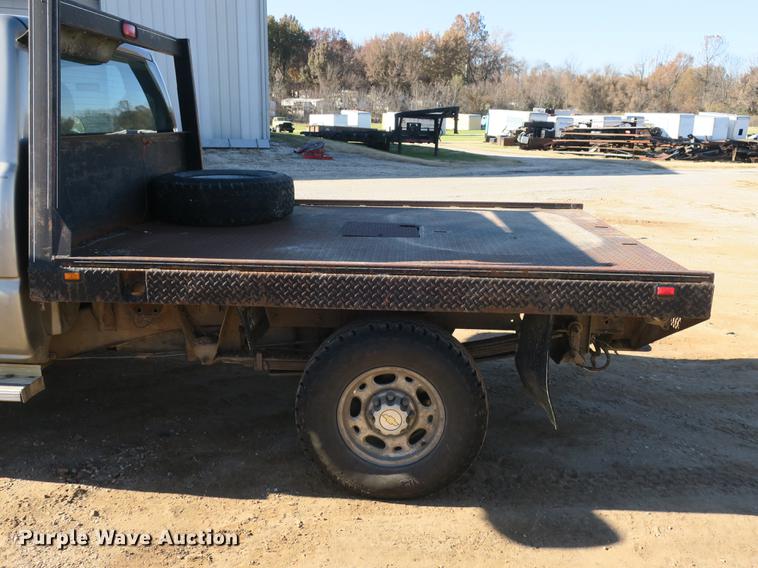 image for item DB8946 2003 Chevrolet Silverado 2500HD flatbed pickup truck