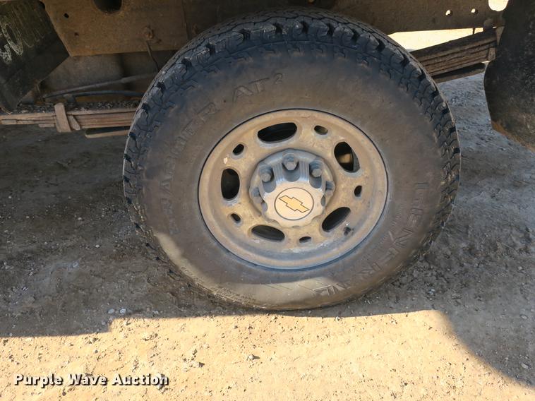 image for item DB8946 2003 Chevrolet Silverado 2500HD flatbed pickup truck