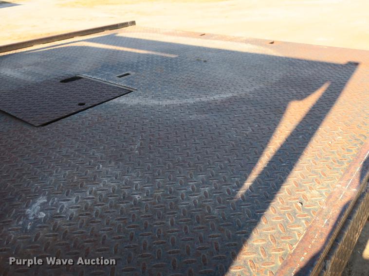 image for item DB8946 2003 Chevrolet Silverado 2500HD flatbed pickup truck