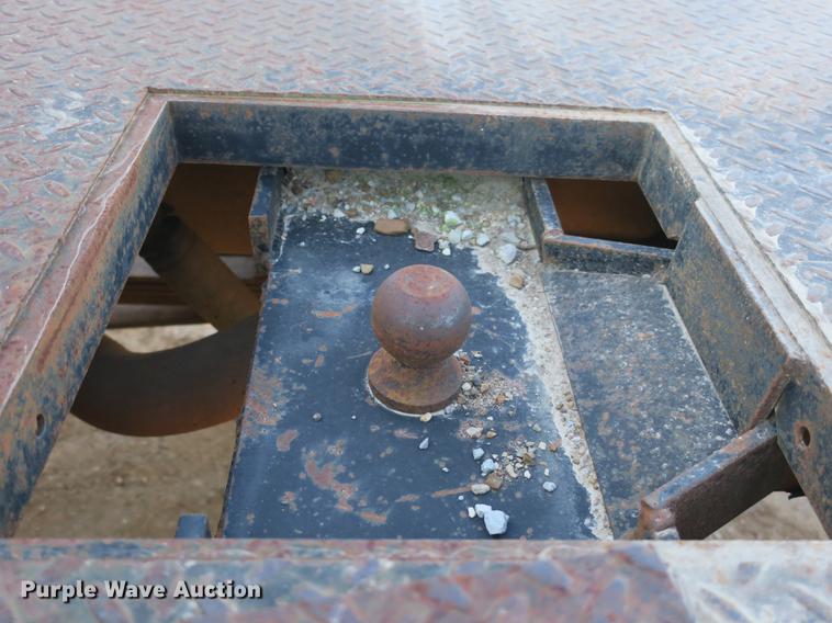 image for item DB8946 2003 Chevrolet Silverado 2500HD flatbed pickup truck