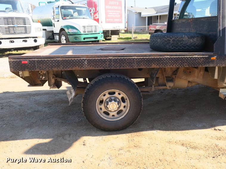 image for item DB8946 2003 Chevrolet Silverado 2500HD flatbed pickup truck