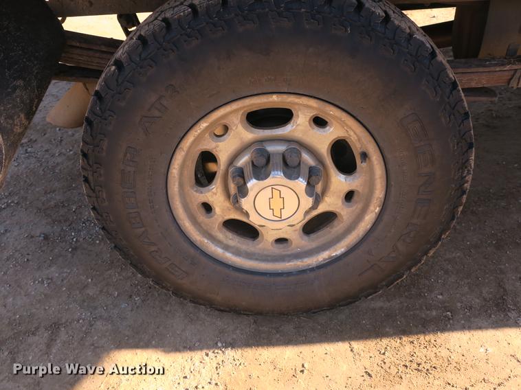 image for item DB8946 2003 Chevrolet Silverado 2500HD flatbed pickup truck