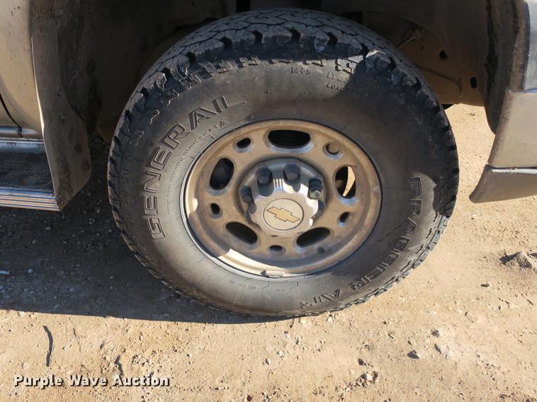 image for item DB8946 2003 Chevrolet Silverado 2500HD flatbed pickup truck