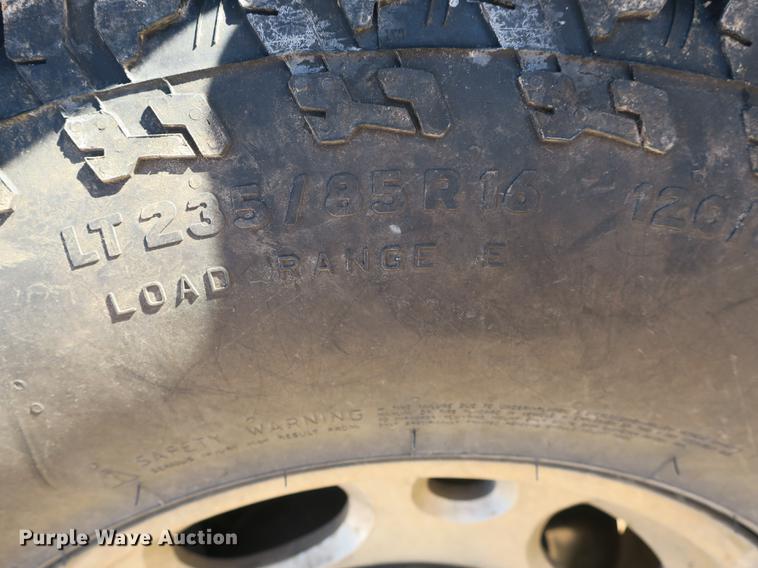 image for item DB8946 2003 Chevrolet Silverado 2500HD flatbed pickup truck