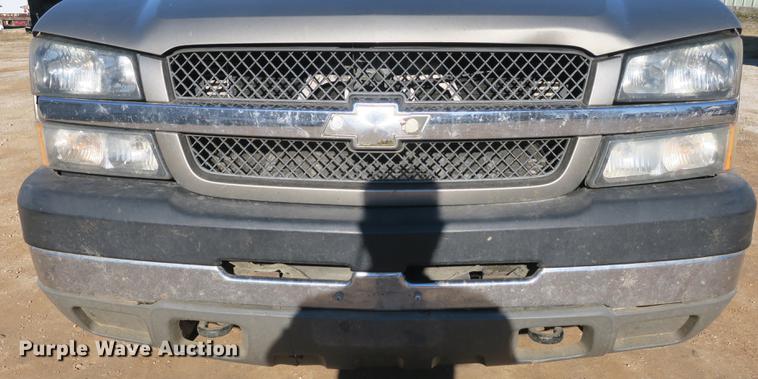 image for item DB8946 2003 Chevrolet Silverado 2500HD flatbed pickup truck