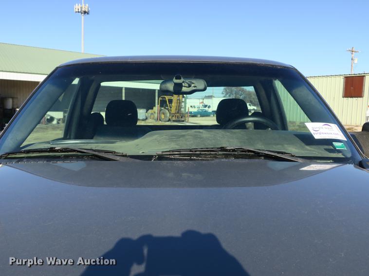 image for item DB8946 2003 Chevrolet Silverado 2500HD flatbed pickup truck