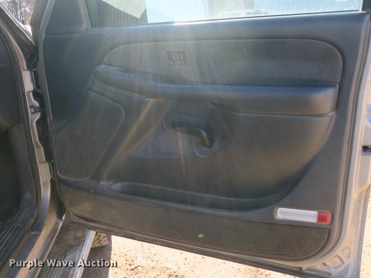 image for item DB8946 2003 Chevrolet Silverado 2500HD flatbed pickup truck