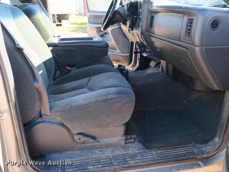 image for item DB8946 2003 Chevrolet Silverado 2500HD flatbed pickup truck