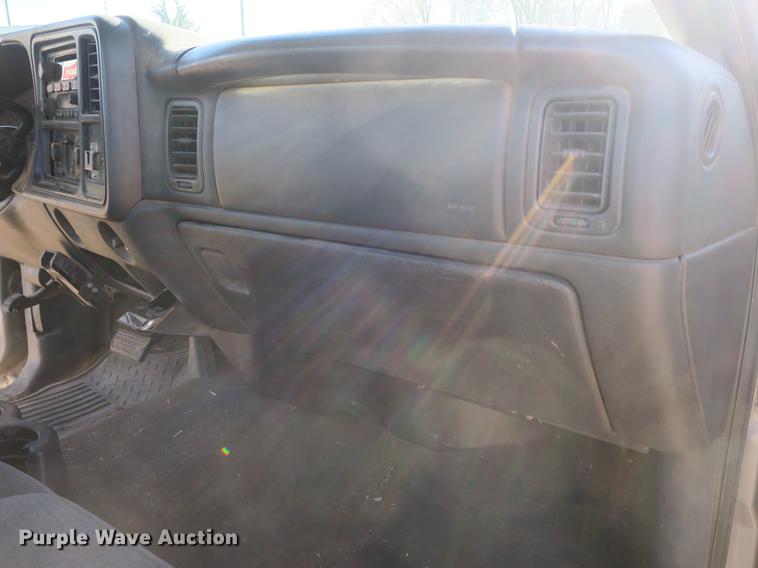 image for item DB8946 2003 Chevrolet Silverado 2500HD flatbed pickup truck