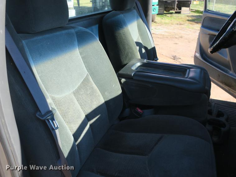 image for item DB8946 2003 Chevrolet Silverado 2500HD flatbed pickup truck