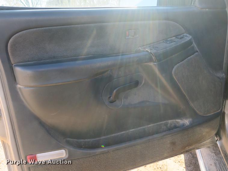 image for item DB8946 2003 Chevrolet Silverado 2500HD flatbed pickup truck