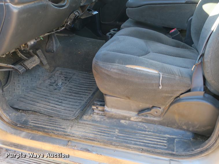 image for item DB8946 2003 Chevrolet Silverado 2500HD flatbed pickup truck