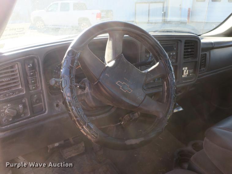 image for item DB8946 2003 Chevrolet Silverado 2500HD flatbed pickup truck