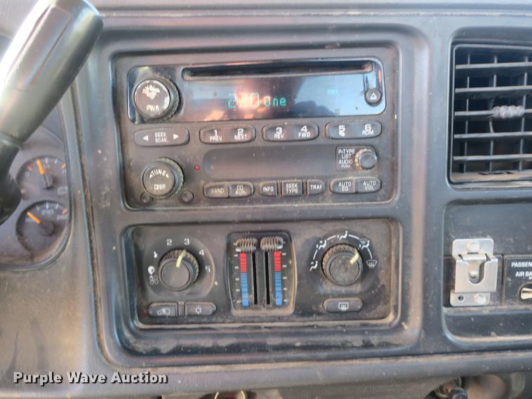 image for item DB8946 2003 Chevrolet Silverado 2500HD flatbed pickup truck