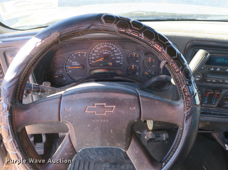 image for item DB8946 2003 Chevrolet Silverado 2500HD flatbed pickup truck