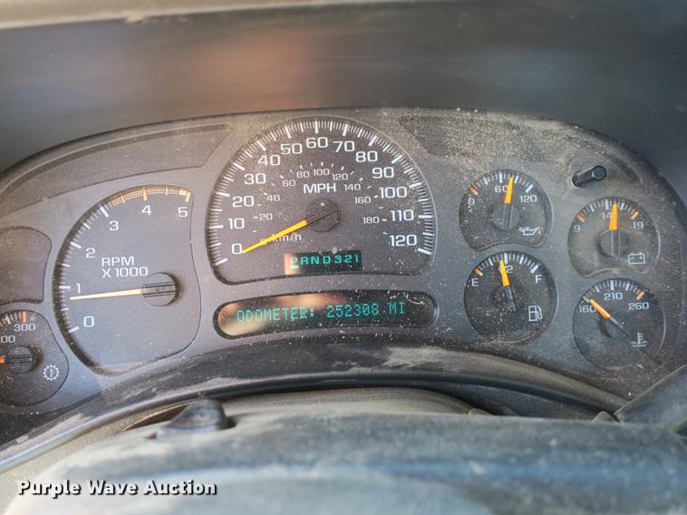 image for item DB8946 2003 Chevrolet Silverado 2500HD flatbed pickup truck