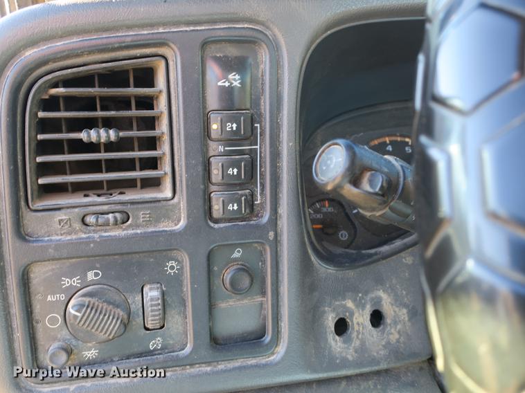 image for item DB8946 2003 Chevrolet Silverado 2500HD flatbed pickup truck