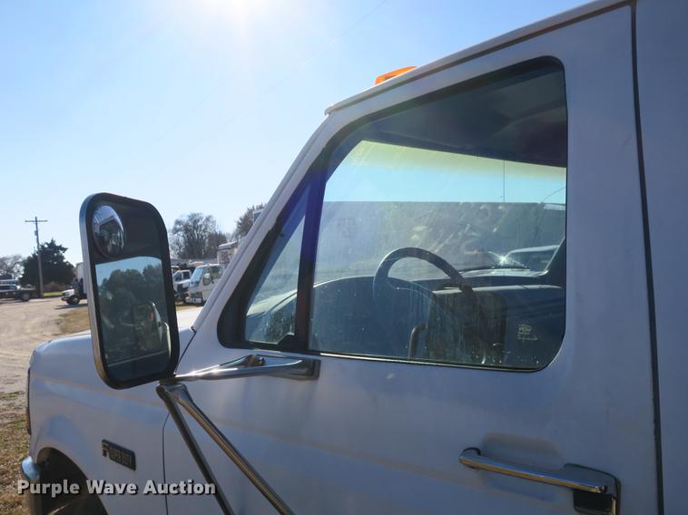 image for item DB8948 1995 Ford F450 Super Duty flatbed truck