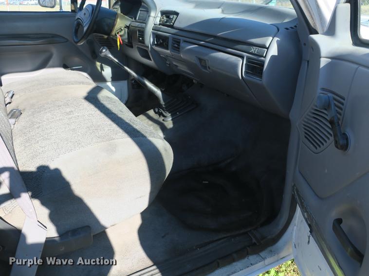 image for item DB8948 1995 Ford F450 Super Duty flatbed truck