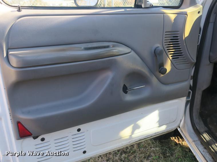 image for item DB8948 1995 Ford F450 Super Duty flatbed truck