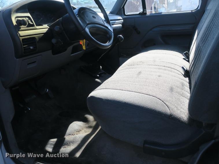 image for item DB8948 1995 Ford F450 Super Duty flatbed truck