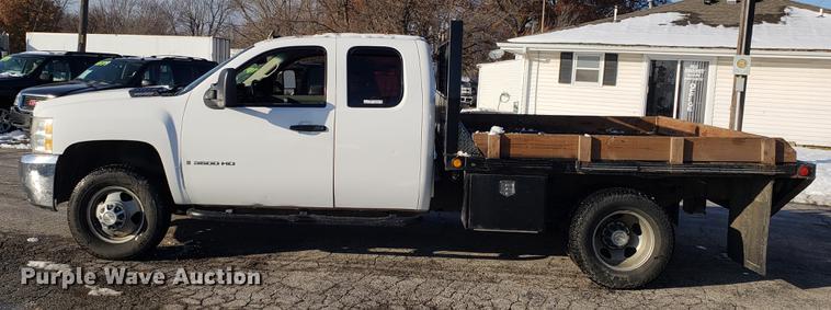 image for item DB9486 2009 Chevrolet Silverado 3500HD Ext. Cab flatbed pickup truck