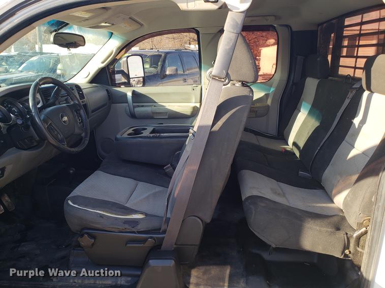 image for item DB9486 2009 Chevrolet Silverado 3500HD Ext. Cab flatbed pickup truck