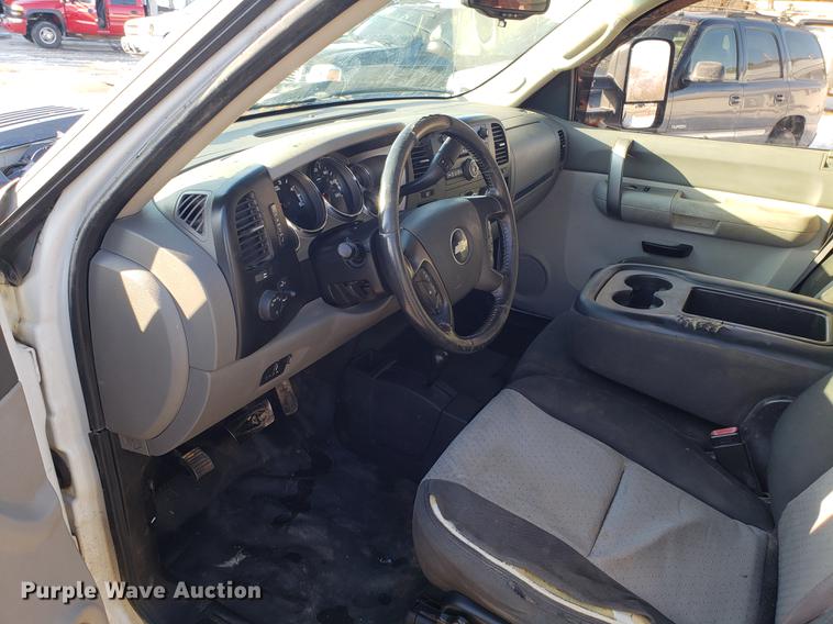 image for item DB9486 2009 Chevrolet Silverado 3500HD Ext. Cab flatbed pickup truck