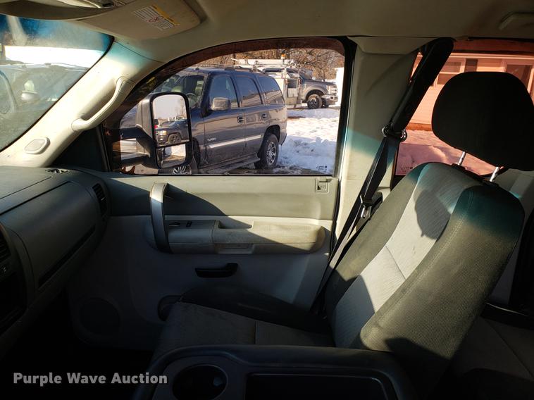 image for item DB9486 2009 Chevrolet Silverado 3500HD Ext. Cab flatbed pickup truck