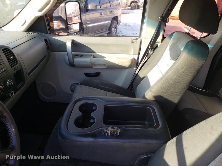 image for item DB9486 2009 Chevrolet Silverado 3500HD Ext. Cab flatbed pickup truck