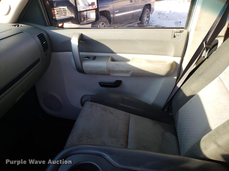 image for item DB9486 2009 Chevrolet Silverado 3500HD Ext. Cab flatbed pickup truck