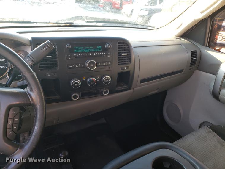 image for item DB9486 2009 Chevrolet Silverado 3500HD Ext. Cab flatbed pickup truck