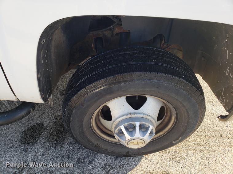 image for item DB9486 2009 Chevrolet Silverado 3500HD Ext. Cab flatbed pickup truck