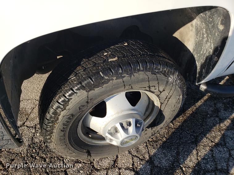 image for item DB9486 2009 Chevrolet Silverado 3500HD Ext. Cab flatbed pickup truck