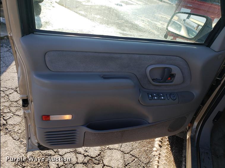 image for item DB9487 1999 GMC Sierra 2500 Crew Cab pickup truck