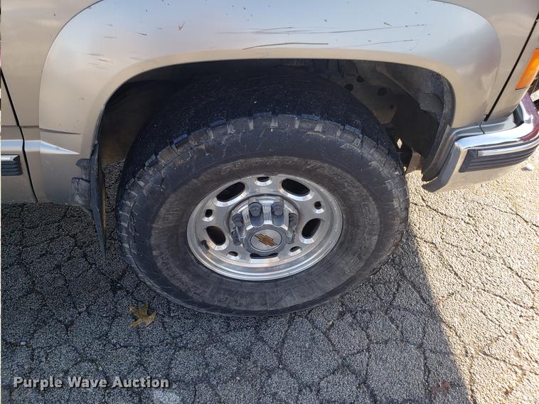 image for item DB9487 1999 GMC Sierra 2500 Crew Cab pickup truck